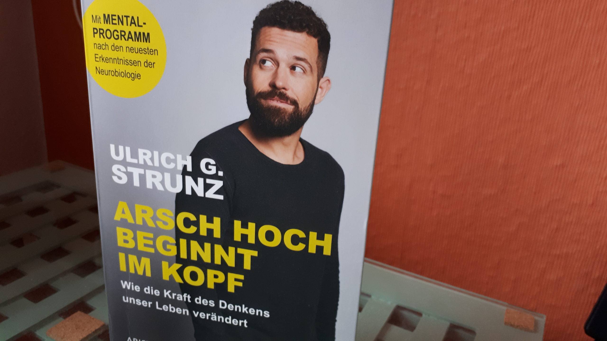 Ulrich G. Strunz; Arsch hoch beginnt im Kopf – Buchanalyse